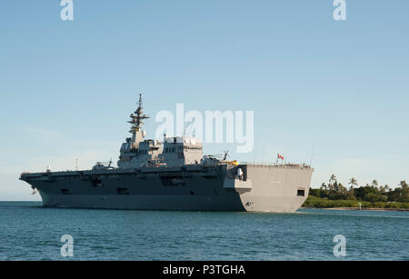 160711-N-WC566-257 PEARL HARBOR (Luglio 11, 2016) Giappone marittimo Forza di Autodifesa destroyer elicottero nave JS Hyuga (DDH 181) si diparte Base comune Harbor-Hickam perla per Rim del Pacifico 2016. Venti-sei nazioni, più di 40 navi e sottomarini, più di 200 aerei e 25.000 personale partecipano RIMPAC dal 30 giugno al 4 agosto, in e intorno alle Isole Hawaii e la California del Sud. Il più grande del mondo marittimo internazionale esercitazione RIMPAC offre una singolare opportunità di formazione che aiuta i partecipanti a promuovere e sostenere le relazioni cooperative che sono critici per e Foto Stock