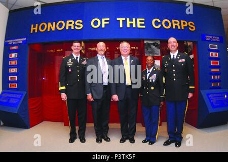 Brig. Gen. Jeffrey W. Drushal, Capo di trasporto; pensionati Chief Warrant Officer 5 Michael J. Wichterman; ret. Col. James E. Veditz; Command Sgt. Il Mag. Vickie G. Culp, regimental CSM; e CWO ti 5 Donald E. BERG, CWO ti regimental, posa per le foto dopo la induzione di Veditz e Wichterman nel trasporto Corps Hall of Fame il 28 Luglio presso il Museo dei Trasporti. Foto Stock