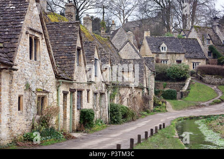 Case di Arlington riga nel villaggio Costwold di Bibury, Gloucestershire, Inghilterra Foto Stock