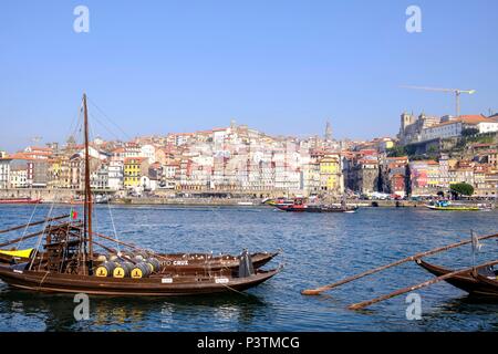 Fiume Douro waterfront in Gaia con Barrio la Ribeira sul fiume e Rabelo barche, Portogallo Foto Stock