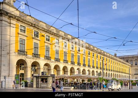 Arcade fuori Piazza commerciale, Lisbona, Portogallo Lisbona, Portogallo Foto Stock