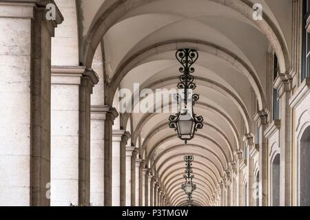Arcade fuori Piazza commerciale, Lisbona, Portogallo Lisbona, Portogallo Foto Stock
