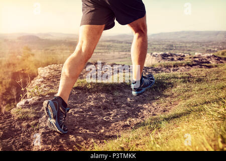 Outdoor cross-country in esecuzione in un sole estivo nozione di esercizio, fitness e uno stile di vita sano Foto Stock