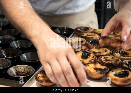 Famoso Pastel de Nata pasticceria in cucina, Lisbona, Portogallo Foto Stock