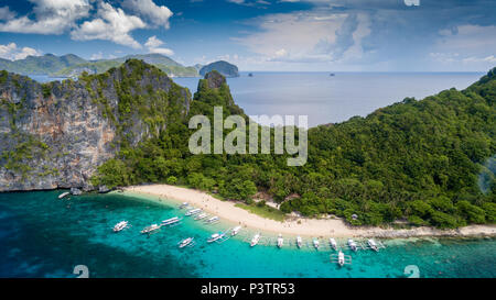 Antenna fuco vista di una bellissima isola tropicale e la spiaggia di sabbia circondata dalla barriera corallina (Dilumacad Isola) Foto Stock