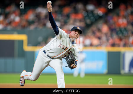 Houston, TX, Stati Uniti d'America. Il 18 giugno, 2018. Houston Astros lanciatore di rilievo sarà Harris (36) passi durante un Major League Baseball gioco tra Houston Astros e il Tampa Bay Rays al Minute Maid Park a Houston, TX. Astros ha vinto il gioco da 5 a 4.Trask Smith/CSM/Alamy Live News Foto Stock