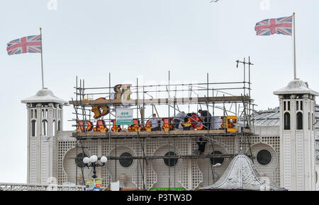 Brighton Regno Unito 19 Giugno 2018 - operai regolando la lettera P come la nuova insegna al neon per Brighton Palace Pier è eretto . Il molo è stato costruito nel 1890 e chiamato Brighton Palazzo Marino e il molo ma divenne noto localmente come il Palace Pier fino al 2000 quando è stato cambiato il nome di Brighton Pier. Luke Johnson presidente esecutivo del Molo di Brighton gruppo adesso ha annunciato che sarà noto come il Brighton Palace Pier Credit: Simon Dack/Alamy Live News Foto Stock