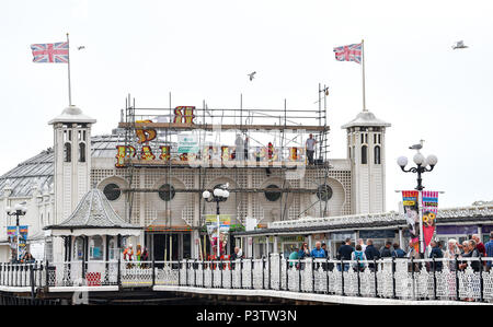 Brighton Regno Unito 19 Giugno 2018 - operai regolando la lettera P come la nuova insegna al neon per Brighton Palace Pier è eretto . Il molo è stato costruito nel 1890 e chiamato Brighton Palazzo Marino e il molo ma divenne noto localmente come il Palace Pier fino al 2000 quando è stato cambiato il nome di Brighton Pier. Luke Johnson presidente esecutivo del Molo di Brighton gruppo adesso ha annunciato che sarà noto come il Brighton Palace Pier Credit: Simon Dack/Alamy Live News Foto Stock