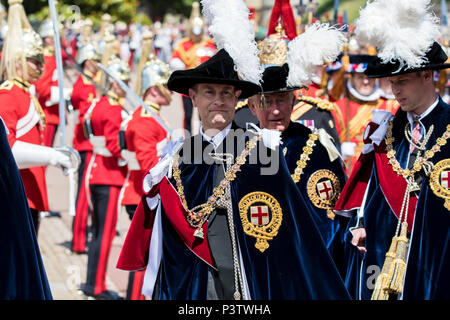 Il Castello di Windsor, Regno Unito. 18 Giugno 2018 - Sua Altezza Reale il Principe Edward arriva all'Ordine della Giarrettiera cerimonia nel parco del Castello di Windsor, Regno Unito. Indossava il pieno Garter regalia. Sua Maestà la regina ha rotto con la tradizione e siamo arrivati in auto. Credito: Benjamin Wareing/Alamy Live News Foto Stock