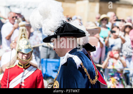 Il Castello di Windsor, Regno Unito. 18 Giugno 2018 - Sua Altezza Reale il Principe William arriva all'Ordine della Giarrettiera cerimonia nel parco del Castello di Windsor, Regno Unito. Indossava il pieno Garter regalia. Sua Maestà la regina ha rotto con la tradizione e siamo arrivati in auto. Credito: Benjamin Wareing/Alamy Live News Foto Stock