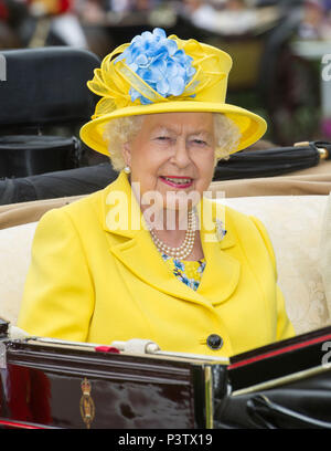 Royal Ascot, Berkshire, Regno Unito 19 giugno 2018 HRH Queen Elizabeth arriva il primo giorno di Royal Ascot 19 giugno 2018 Credit John Beasley Foto Stock