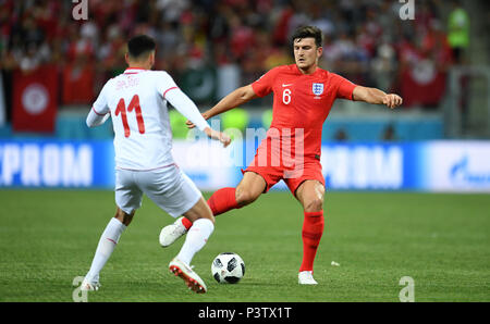 Volgograd, Russia. Il 18 giugno, 2018. 18 giugno 2018, Russia, Volgograd: Calcio: World Cup, Tunisia vs Inghilterra, stadi di gruppo, gruppo G, Volgograd Stadium. Inghilterra Harry Maguire con la palla. Credito: Andreas Gebert/dpa/Alamy Live News Foto Stock