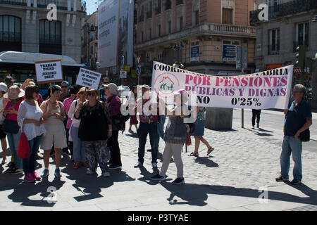 Madrid, Spagna. Xix Jun, 2018. Pensioni marzo.ragazzi provenienti da Cantabria protestando per l'aumento del 0,25 % delle pensioni. Credito: Jorge Gonzalez /Alamy Live News/Alamy Live News Foto Stock