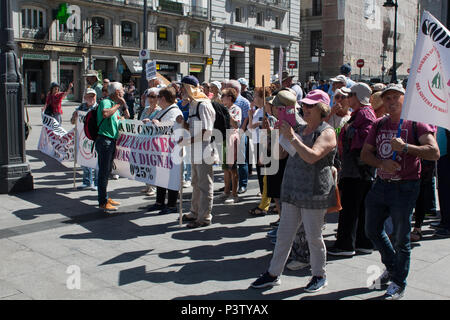 Madrid, Spagna. Xix Jun, 2018. Pensioni di marzo. Ragazzi provenienti da Cantabria protesta per l'0,25 % di aumento delle pensioni. Credito: Jorge Gonzalez /Alamy Live News/Alamy Live News Foto Stock