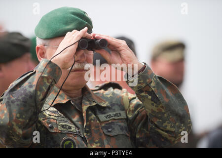 Letzlingen, Germania. 19 giugno 2018. Il tenente generale (L) Joerg Vollmer, ispettore dell'esercito, osserva la palestra da una posizione elevata alla Altmark zona di addestramento militare. Lì, circa 2000 soldati provenienti da Germania e altri partner della NATO membri addestrato i loro Combat Readiness. È stata la prima grande esercizio del tedesco federale della difesa presso la nuova formazione militare comune Schnoeggersburg. Credito: Klaus-Dietmar Gabbert/dpa-Zentralbild/ZB/dpa/Alamy Live News Foto Stock