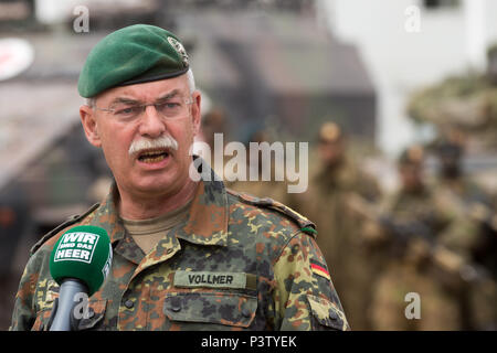 Letzlingen, Germania. 19 giugno 2018. Tenente generale Joerg Vollmer, ispettore dell'esercito, parla ai giornalisti alla formazione militare comune Schnoeggersburg. Lì, circa 2000 soldati provenienti da Germania e altri partner della NATO membri addestrato i loro Combat Readiness. È stata la prima grande esercizio del tedesco federale della difesa presso la nuova formazione militare comune Schnoeggersburg. Il microfono nella parte anteriore del Vollmer legge "Wir sind Heer' (lit. Siamo esercito). Credito: Klaus-Dietmar Gabbert/dpa-Zentralbild/dpa/Alamy Live News Foto Stock