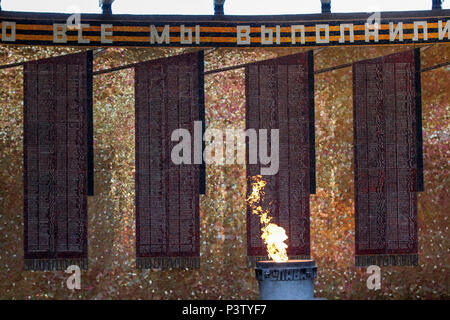 Una vista generale della fiamma eterna il 18 giugno 2018 a Volgograd, Russia. (Foto di Daniel Chesterton/phcimages.com) Foto Stock