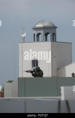 Letzlingen, Germania. 19 giugno 2018. Una difesa del partecipante al corso di formazione mira attraverso il telescopio del suo fucile aussault alla formazione militare comune Schnoeggersburg. L'edificio sacro di Schnieggersburg può essere visto in background. Alla formazione militare comune alla Altmark zona di addestramento militare intorno a 2000 soldati provenienti da Germania e altri partner della NATO membri addestrato i loro Combat Readiness. È stata la prima grande esercizio del tedesco federale della difesa presso la nuova formazione militare città Schnoeggersburg. Credito: Klaus-Dietmar Gabbert/dpa-Zentralbild/dpa/Alamy Live News Foto Stock