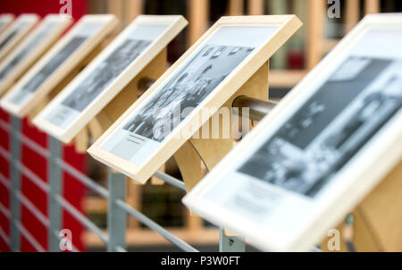 Hannover, Germania. 19 giugno 2018. Foto di una copertura sono sulla ringhiera dell'atrio durante la Lumix festival per giovani fotogiornalismo. Il giornalismo fotografico e documentario photorgaphy corsi di studio dell'Hochschule Hannover (Università di Scienze Applicate e Arti) girare l'ex-Expo motivi in una grande mostra fotografica dal 20 al 24 giugno 2018. I visitatori possono guardare avanti a 60 coperture con più di 1400 immagini. Credito: Hauke-Christian Dittrich/dpa/Alamy Live News Foto Stock