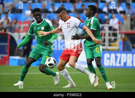 Mosca, Russia. 19 giugno 2018. Calcio: World Cup 2018, stadi di gruppo, gruppo H: Polonia vs Senegal a Spartak Stadium. La Polonia di Robert Lewandowski e Senegal's Ismaila Sarr (L) e Moussa Wague vie per la palla. Credito: Federico Gambarini/dpa/Alamy Live News Foto Stock