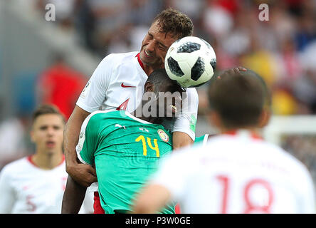 MOSCOU, MO - 19.06.2018: POLONIA VS SENEGAL - Moussa konaté dal Senegal e Thiago CIONEK dalla Polonia durante il confronto tra la Polonia e il Senegal valido per il 2018 Coppa del Mondo svoltasi presso l'Arena Otkrytie (Spartak) a Mosca, in Russia. (Foto: Rodolfo Buhrer/La/Imagem Fotoarena) Foto Stock