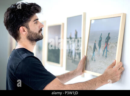 Hannover, Germania. 19 giugno 2018. Studente Aresh organizza le foto di una copertura per la Lumix festival per giovani fotogiornalismo. Il giornalismo fotografico e documentario photorgaphy corsi di studio dell'Hochschule Hannover (Università di Scienze Applicate e Arti) girare l'ex-Expo motivi in una grande mostra fotografica dal 20 al 24 giugno 2018. I visitatori possono guardare avanti a 60 coperture con più di 1400 immagini. Credito: Hauke-Christian Dittrich/dpa/Alamy Live News Foto Stock