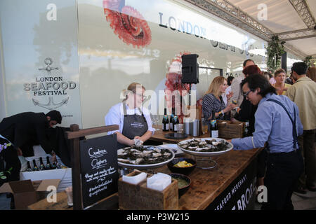 Londra REGNO UNITO 19 giugno 2018 fratelli Wright UK da Battersea calci fuori Londra Festival di frutti di mare a Battersea Power Station questo giugno per cinque giorni di divertimento a base di pesce e una vasta scelta di piatti a base di pesce e frutti di mare cucinati da chef provenienti da tutto il mondo,venerdì a domenica avrà la musica dal vivo all'aperto con proiezioni di film, live cooking demo, street food, intrattenimento per bambini, pop-up e di più per la line-up, sul lungofiume piazza fuori l'iconica Battersea Power Station.@Paolo Quezada Neiman/Alamy Live News Foto Stock