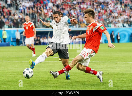 San Pietroburgo Stadium, San Pietroburgo, Russia. 19 giugno 2018. Coppa del Mondo FIFA Football, gruppo A, Russia contro l'Egitto; Aleksandr Golovin della Russia le riprese di fronte Ahmed Fathi d'Egitto Credito: Azione Sport Plus/Alamy Live News Foto Stock