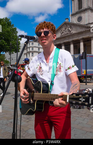 Londra. Regno Unito. Il 19 giugno 2018. Ruben, un musicista irlandese gioca la sua musica per la folla di turisti in Trafalgar Square su un bel sole caldo pomeriggio. ©Tim anello/Alamy Live News Foto Stock