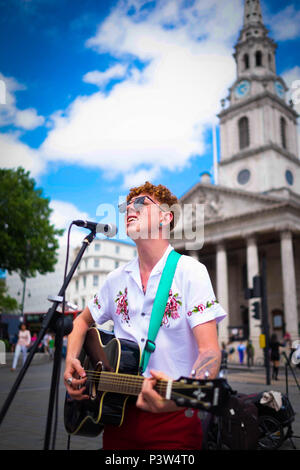 Londra. Regno Unito. Il 19 giugno 2018. Ruben, un musicista irlandese gioca la sua musica per la folla di turisti in Trafalgar Square su un bel sole caldo pomeriggio. ©Tim anello/Alamy Live News Foto Stock