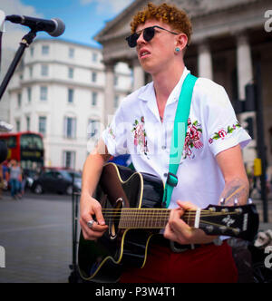 Londra. Regno Unito. Il 19 giugno 2018. Ruben, un musicista irlandese gioca la sua musica per la folla di turisti in Trafalgar Square su un bel sole caldo pomeriggio. ©Tim anello/Alamy Live News Foto Stock