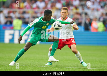 Mosca, Russia. Xix Jun, 2018. Polonia - Senegal, calcio, Mosca, 19 giugno 2018 Maciej RYBUS Pol 13 competere per la palla, affrontando, duello, testata contro Ismaila SARR, Senegal Nr.18 POLONIA - SENEGAL 1-2 Calcio Coppa del Mondo FIFA 2018 in Russia, stagione 2018/2019, 19 Giugno 2018 S p a r t a k Stadium di Mosca, Russia. © Peter Schatz / Alamy Live News Foto Stock