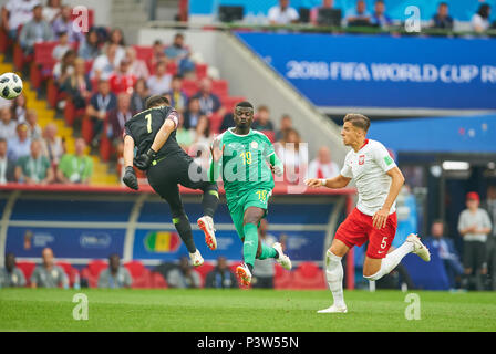 Mosca, Russia. Xix Jun, 2018. Polonia - Senegal, calcio, Mosca, 19 giugno 2018 Mbaye NIANG, Senegal Nr.19 shoot obiettivo per 0-2, Wojciech SZCZESNY, POL 1 errore, BEDNAREK Jan, POL 5 troppo tardi la Polonia - SENEGAL 1-2 Calcio Coppa del Mondo FIFA 2018 in Russia, stagione 2018/2019, 19 Giugno 2018 S p a r t a k Stadium di Mosca, Russia. © Peter Schatz / Alamy Live News Foto Stock