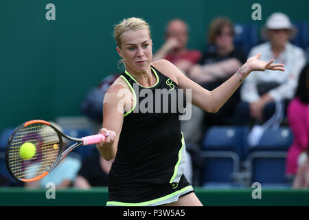 Birmingham, Regno Unito. Xix Jun, 2018. Anastasia Pavlyuchenkova della Russia in azione durante la sua partita contro Garbine Muguruza della Spagna. Natura Valle Classic 2018, internazionale di tennis femminile, giorno 2 al Edgbaston Priory Club a Birmingham, Inghilterra martedì 19 giugno 2018. pic da Andrew Orchard/Alamy Live News Foto Stock