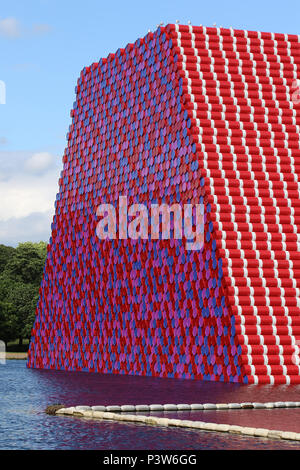 Hyde Park, London, Regno Unito. Xix Jun, 2018. Christo e Jeanne Claude flottante della 20-metro-alta serpentina scultura realizzata da 7,506 barili, pesa 650 tonnellate. Il London Mastaba, Lago Serpentine, Hyde Park, Londra, Regno Unito, 19 giugno 2018, Foto di Richard Goldschmidt Credito: ricca di oro/Alamy Live News Foto Stock