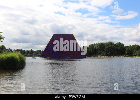 Hyde Park, London, Regno Unito. Xix Jun, 2018. Christo e Jeanne Claude flottante della 20-metro-alta serpentina scultura realizzata da 7,506 barili, pesa 650 tonnellate. Il London Mastaba, Lago Serpentine, Hyde Park, Londra, Regno Unito, 19 giugno 2018, Foto di Richard Goldschmidt Credito: ricca di oro/Alamy Live News Foto Stock