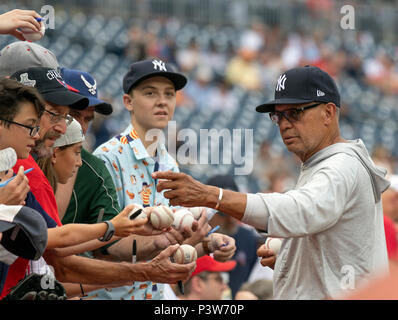 Ex New York Yankee grande Reggie Jackson, destro firma autografi prima della partita contro i cittadini di Washington a cittadini Parco di Washington, DC il lunedì, 18 giugno 2018. Questo è quello di completare il gioco che è stato sospeso dopo che la cima del sesto inning il 15 maggio 2018 con il punteggio legato 3 - 3. Credito: Ron Sachs/CNP (restrizione: NO New York o New Jersey o giornali quotidiani nel raggio di 75 miglia da New York City) | utilizzo in tutto il mondo Foto Stock