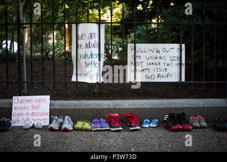 Philadelphia, Stati Uniti d'America, 19 Giugno, 2018 manifestanti radunati fuori il Rittenhouse Hotel dove Mike Pence era intervenuto a un GOP fundraiser Credito: Rachael Warriner/Alamy Live News Foto Stock