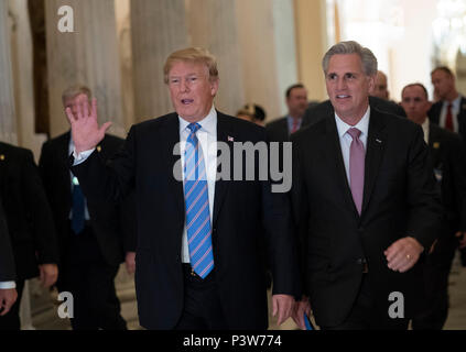 Il Presidente degli Stati Uniti, Trump si diparte il Campidoglio di Washington DC con casa maggioranza leader Kevin McCarthy dopo l'erogazione di commento per la casa conferenza repubblicana, 19 giugno 2018. Chris Kleponis/ CNP /MediaPunch Foto Stock