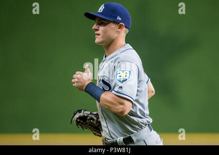 Houston, TX, Stati Uniti d'America. Il 18 giugno, 2018. Tampa Bay Rays primo baseman Jake Bauers (9) durante un Major League Baseball gioco tra Houston Astros e il Tampa Bay Rays al Minute Maid Park a Houston, TX. Astros ha vinto il gioco da 5 a 4.Trask Smith/CSM/Alamy Live News Foto Stock