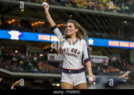 Houston, TX, Stati Uniti d'America. Il 18 giugno, 2018. Un membro degli Astros Shooting Stars esegue durante un Major League Baseball gioco tra Houston Astros e il Tampa Bay Rays al Minute Maid Park a Houston, TX. Astros ha vinto il gioco da 5 a 4.Trask Smith/CSM/Alamy Live News Foto Stock