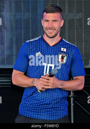 Lukas Podolski, 19 giugno 2018, Tokyo, Giappone : attaccante Lukas Podolski del Giappone del Vissel Kobe assiste il pubblico visualizzazione evento per la Coppa del Mondo FIFA Russia 2018 match tra il Giappone e la Colombia all'Aqua City Odaiba a Tokyo in Giappone il 19 giugno 2018. Foto Stock