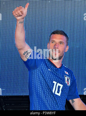 Lukas Podolski, 19 giugno 2018, Tokyo, Giappone : attaccante Lukas Podolski del Giappone del Vissel Kobe assiste il pubblico visualizzazione evento per la Coppa del Mondo FIFA Russia 2018 match tra il Giappone e la Colombia all'Aqua City Odaiba a Tokyo in Giappone il 19 giugno 2018. Foto Stock