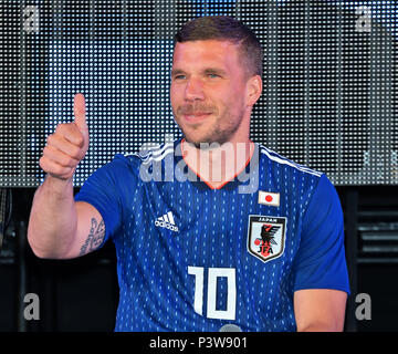 Lukas Podolski, 19 giugno 2018, Tokyo, Giappone : attaccante Lukas Podolski del Giappone del Vissel Kobe assiste il pubblico visualizzazione evento per la Coppa del Mondo FIFA Russia 2018 match tra il Giappone e la Colombia all'Aqua City Odaiba a Tokyo in Giappone il 19 giugno 2018. Foto Stock