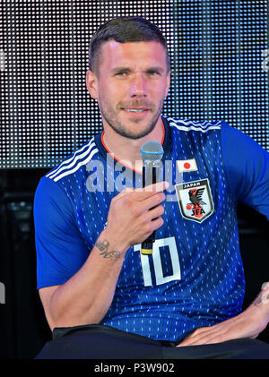 Lukas Podolski, 19 giugno 2018, Tokyo, Giappone : attaccante Lukas Podolski del Giappone del Vissel Kobe assiste il pubblico visualizzazione evento per la Coppa del Mondo FIFA Russia 2018 match tra il Giappone e la Colombia all'Aqua City Odaiba a Tokyo in Giappone il 19 giugno 2018. Foto Stock