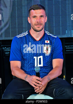 Lukas Podolski, 19 giugno 2018, Tokyo, Giappone : attaccante Lukas Podolski del Giappone del Vissel Kobe assiste il pubblico visualizzazione evento per la Coppa del Mondo FIFA Russia 2018 match tra il Giappone e la Colombia all'Aqua City Odaiba a Tokyo in Giappone il 19 giugno 2018. Foto Stock