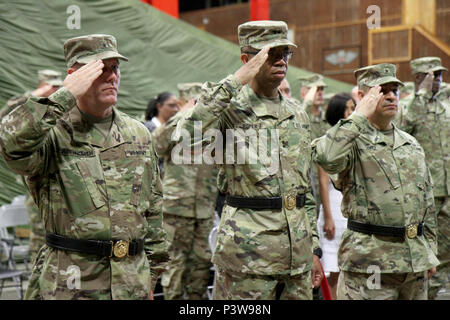 Da sinistra a destra: Briga. Gen. Steven Ainsworth, comandante uscente della 94th Training Division (forza supporto); Il Mag. Gen. A. C. Roper, comandante generale dell'ottantesimo il comando di formazione (TASS); Brig. Gen. Hector Lopez, comandante in entrata del 94th TD. Lopez ha assunto il comando della 94th ad una modifica del comando cerimonia in Dodge Hall a Fort Lee, Va. il 23 luglio 2016. La 94th fornisce la classe mondiale di formazione nella gestione delle carriere dei campi di proiettili di artiglieria, trasporto, intendente e risorse umane, garantendo che tutti i membri del servizio siano adeguatamente formati, FED, alimentata e mantenuta. Foto Stock