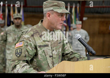 Brig. Gen. Steven W. Ainsworth, comandante uscente della 94th comando di formazione (forza supporto), dice addio al 94th nel suo ultimo commento alla divisione durante un cambiamento di cerimonia di comando in Dodge Hall a Fort Lee, Va. il 23 luglio 2016. Comandante in arrivo Brig. Gen. Hector Lopez ha parlato anche dopo aver ufficialmente prendere il comando. La 94th fornisce la classe mondiale di formazione nella gestione delle carriere dei campi di proiettili di artiglieria, trasporto, intendente e risorse umane, garantendo che tutti i membri del servizio siano adeguatamente formati, FED, alimentata e mantenuta. Foto Stock