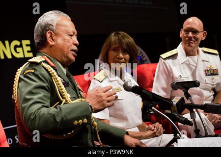 Kuantan, Malesia - 01 Ago, 2016-. Vice Adm. Raquel C. Bono, Direttore della difesa della salute, dell'Agenzia e Adm posteriore. Brian S. Pecha, U.S. Pacifico Comando chirurgo, ascoltare generale Tan Sri Dato' Sri (Dr) Hj Zulkifeli bin Mohd Zin, Malaysia Capo della difesa nel corso di una conferenza stampa in occasione della cerimonia di apertura del Asia Pacific Sanitario Militare Exchange. Co-ospitato da U.S. Pacifico Comando chirurgo e il malese Forze Armate Servizi Sanitari divisione, l'Asia Pacific Sanitario Militare Exchange (AMPHE) 2016 comprenderà sessioni plenarie incentrate su una varietà di professioni mediche, nonché breakout Foto Stock