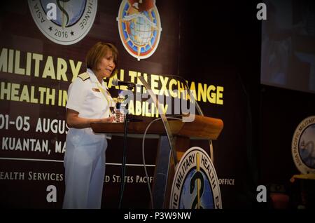 Kuantan, Malesia - 01 Ago, 2016-. Vice Adm. Raquel C. Bono, Direttore della difesa Salute Agency, inaugura la Asia Pacific Sanitario Militare Exchange durante il suo discorso alla cerimonia di apertura. Co-ospitato da U.S. Pacifico Comando chirurgo e il malese Forze Armate Servizi Sanitari divisione, l'Asia Pacific Sanitario Militare Exchange (AMPHE) 2016 comprenderà sessioni plenarie incentrate su una varietà di professioni mediche, nonché sessioni di breakout specifici di terra, aria, e forze marittime nel Indo-Asia- regione del Pacifico. APMHE 16 sarà mantenuto fino al 5 agosto, 2016 e coinvolge ne Foto Stock